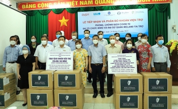 ខេត្ត Can Tho ទទួលនិងចែកចាយជំនួយបង្ការ និងប្រយុទ្ធប្រឆាំងនឹងជំងឺ COVID-19 ដែលឧបត្ថម្ភដោយ WWO និងស្ថានទូតអៀរឡង់/FHI 360