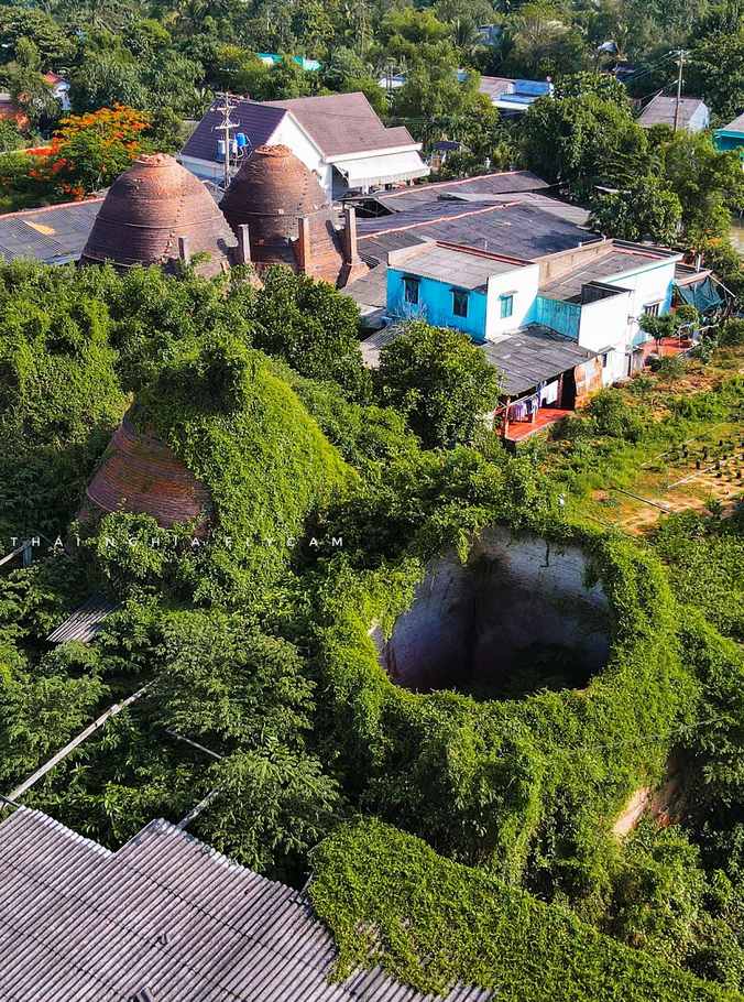 ឡឥដ្ឋមានអាយុរាប់រយឆ្នាំនៅ Sa Dec គ្រប់ដណ្តប់ដោយស្លែ ដែលទាក់ទាញអ្នកទេសចរចង់ស្វែងយល់