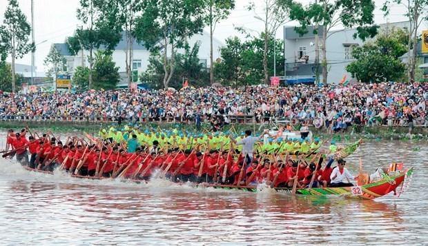 ការប្រណាំងទូក ង របស់ជនជាតិខ្មែរ នៅតំបន់វាលទំនាបទន្លេ គឺវឡុង ឆ្នាំ ២០២២