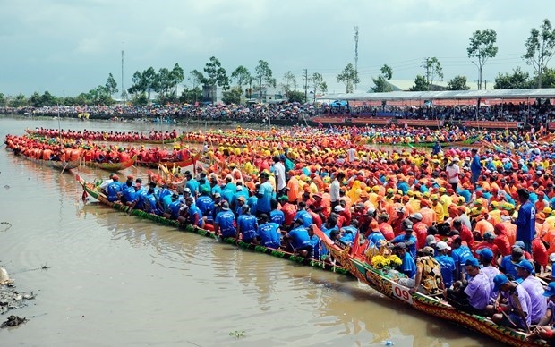 ការប្រណាំងទូក ង របស់ជនជាតិខ្មែរ នៅតំបន់វាលទំនាបទន្លេ គឺវឡុង ឆ្នាំ ២០២២