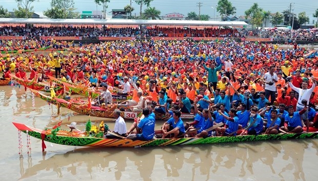 ការប្រណាំងទូក ង របស់ជនជាតិខ្មែរ នៅតំបន់វាលទំនាបទន្លេ គឺវឡុង ឆ្នាំ ២០២២