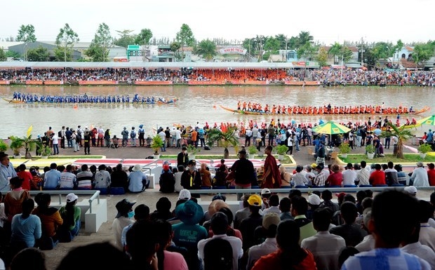 ការប្រណាំងទូក ង របស់ជនជាតិខ្មែរ នៅតំបន់វាលទំនាបទន្លេ គឺវឡុង ឆ្នាំ ២០២២