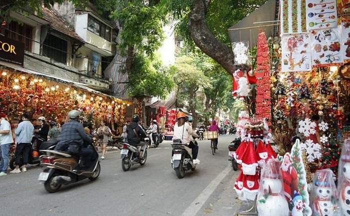 រដ្ឋធានី Ha Noi៖ ផ្លូវ Hang Ma មានពណ៌ភ្លឺចែងចាំង មុនបុណ្យណូអែល