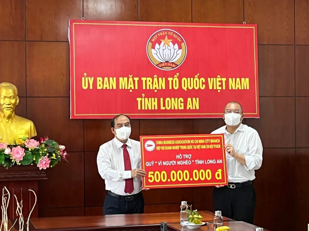 សមាគមសហគ្រាសចិន នៅទីក្រុង Ho Chi Minh បរិច្ចាគថវិកាដែលមានទឹកប្រាក់ចំនួន ១ ពាន់លានដុងជូនដល់ជនក្រីក្រ និងកុមារ នៅខេត្ត Long An
