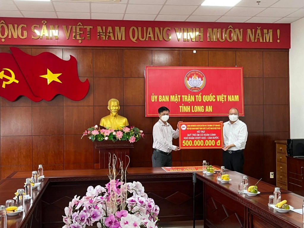 សមាគមសហគ្រាសចិន នៅទីក្រុង Ho Chi Minh បរិច្ចាគថវិកាដែលមានទឹកប្រាក់ចំនួន ១ ពាន់លានដុងជូនដល់ជនក្រីក្រ និងកុមារ នៅខេត្ត Long An