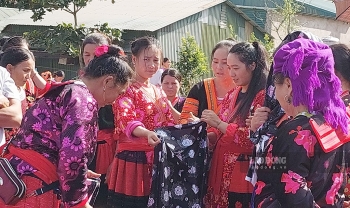 ចម្រុះពណ៌នៃផ្សារណាត់មួយ នៅឃុំ Phin Ho