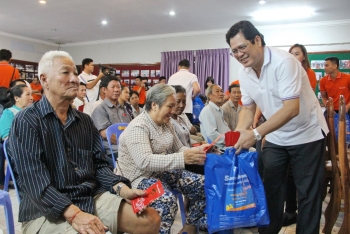 ពិធីប្រគល់អំណោយក្នុងឱកាសបុណ្យចូលឆ្នាំថ្មីប្រពៃណីវៀតណាមជូនដល់ប្រជាជនខ្មែរដើមកំណើតវៀតណាម