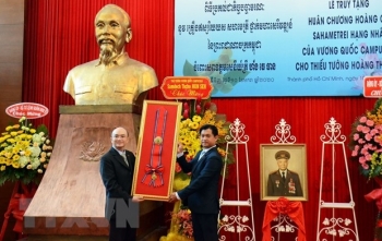 សពឧត្តមសេនីយ៍ត្រី Hoang The Thien ជាជនបរទេសដំបូងបង្អស់ត្រូវបានប្រគល់ជាកិច្ចបច្ឆាមរណៈនូវគ្រឿងឥស្សរិយយស សហមេត្រី ថ្នាក់មហាសេរីវឌ្ឍន៍ នៃព្រះរាជាណាចក្រកម្