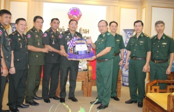 កងកម្លាំងប្រដាប់អាវុធកម្ពុជាអញ្ជើញមកសួរសុខទុក្ខនិងជូនពរបុណ្យតេតជូនចំពោះបញ្ជាការដ្ឋានការពារពព្រំដែនវៀតណាម
