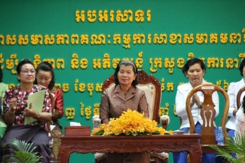 លោកជំទាវកិត្តិសង្គហបណ្ឌិត ម៉ែន សំអន អរគុណសន្តិភាពដែលបាននាំមកនូវសុខដុមរមនា និងការរីកចម្រើនរបស់ស្ត្រី នៅទូទាំងប្រទេស