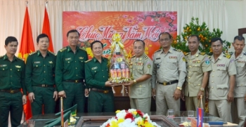 ស្នងការដ្ឋាននគរបាលខេត្តមណ្ឌលគីរីចុះសួរសុខទុក្ខនិងជូនពរឆ្នាំថ្មីប្រពៃណីវៀតណាមជូនចំពោះបញ្ជាការដ្ឋានកងទ័ពការពារព្រំដែនខេត្ត Dak Lak