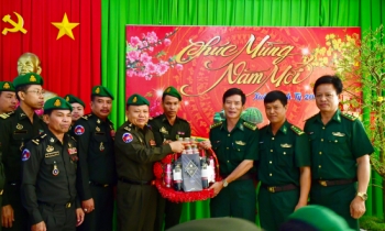 ស្នងការកងទ័ពការពារព្រំដែននៃបញ្ជាការដ្ឋានកងទ័ពជើងគោកនៃកងយោធពលខេមរភូមិន្ទអញ្ជើញមកសួរសុខទុក្ខនិងជូនពរឆ្មាំថ្មីប្រពៃណីវៀតណាមនៅកងទ័ពការពារព្រំដែន Tay Ninh