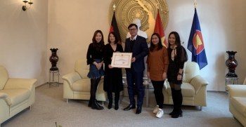 ប្រគល់លិខិតសរសើរដល់បុគ្គលនិងសមូហភាពវៀតណាមនៅប្រទេសអាឡឺម៉ង់ដោយមានការបរិច្ចាគជាច្រើនសម្រាប់សហគមន៍