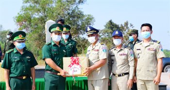 អាជ្ញាធរនិងកងកម្លាំងប្រដាប់អាវុធនៅស្រុកស្នូលអញ្ជើញជូនពរឆ្នាំថ្មីប្រពៃណីវៀតណាម