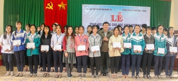 Zhishan Foundation បានបរិច្ចាគថវិកាចំនួន ៤៧ លានដុងដល់សិស្សក្រីក្រដែលបានជំនះការលំបាកនៅស្រុក Trieu Phong (ខេត្ត Quang Tri) ។