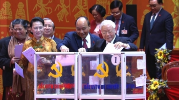 បញ្ជីឈ្មោះសមាជិកការិយាល័យនយោបាយ លេខាធិការដ្ឋាននិងគណៈកម្មាធិការត្រួតពិនិត្យមជ្ឈិមនីតិកាលទី១៣នៃបក្សកុម្មុយនិស្តវៀតណាម