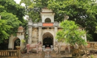 លក្ខណៈស្ថាបត្យកម្មដ៏វិសេសវិសាលនិងទេសភាពធម្មជាតិគួរអោយចាប់អារម្មណ៍នៅវិហារ Cao An Phu