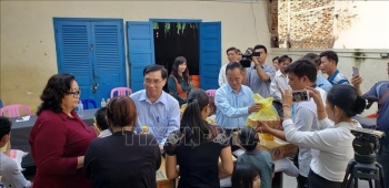 ពិធីប្រគល់អំណោយដល់ក្រុមគ្រួសារដើមកំណើតវៀតណាម បន្ទាប់ពីករណីអគ្គិភ័យឆាបឆេះសាលារៀននៅរាជធានីភ្នំពេញ
