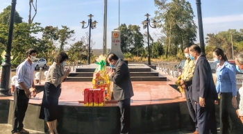 ខេត្ត Gia Lai ប្រគល់អំណោយបុណ្យតេតដល់ប្រជាជនដើមកំណើតវៀតណាមក្រីក្រនៅកម្ពុជា