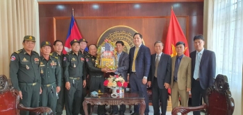 ថ្នាក់ដឹកនាំមេបញ្ជាការយោធភូមិភាគទី៣ ជូនពរឆ្នាំថ្មីប្រពៃណីដល់ស្ថានអគ្គកុងស៊ុលវៀតណាមប្រចាំនៅក្រុងព្រះសីហនុ