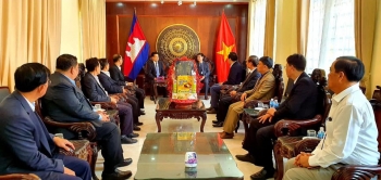 មន្ត្រីក្រុងស្វយ័តក្រុងព្រះសីហនុជូនពរឆ្នាំថ្មីប្រពៃណីវៀតណាមឆ្នាំ ២០២១ ចំពោះ អគ្គកុងស៊ុលវៀតណាមប្រចាំនៅក្រុងព្រះសីហនុ