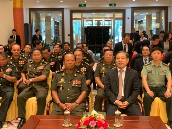 សម្តេចពិជ័យសេនា ទៀ បាញ់ ប្រគល់សម្ភារការពារទប់ស្កាត់វីរុស Covid-19 ដល់ក្រសួងការពារជាតិចិន