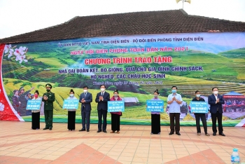 ប្រគល់ "ផ្ទះមហាសាមគ្គី " គោពូជជូនប្រជាជនក្រីក្រ គ្រួសារគោលនោយបាយនៅតំបន់ព្រំដែន