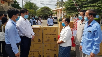 ខេត្ត Dong Thap បានប្រគល់ម៉ាស់និងទឹកលាងដៃសម្លាប់មេរោគ ដើម្បីគាំទ្រប្រជាជនមានដើមកំណើតវៀតណាមនៅកម្ពុជា ក្នុងការប្រឆាំងនឹងជំងឺ COVID-19