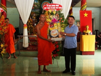 គណៈប្រតិភូនៃគណៈកម្មាធិការមជ្ឈិមរណសិរ្សមាតុភូមិវៀតណាមអញ្ជើញជូនពរបុណ្យចូលឆ្នាំថ្មី នៅខេត្ត Hau Giang