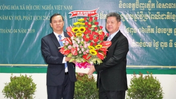 ថ្នាក់ដឹកនាំខេត្តតៃនិញ ទៅសួរសុខទុក្ខ និងជូនពរពិធីបុណ្យចូលឆ្នាំថ្មីនៅខេត្តកំពង់ចាមកម្ពុជា