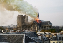 វិហារ Notre-Dame ដួងព្រលឹង​នៃប្រជាជាតិបារាំងខ្ទេចខ្ទាំ​ដោយសារ​ភ្លើង​ឆេះ​