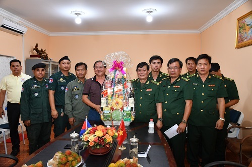 ថ្នាក់ដឹកនាំបញ្ជាការដ្ឋានកងទ័ពការពារព្រំដែនខេត្តតៃនិញ ទៅសាកសួរសុខទុក្ខ និងជូនពរបុណ្យចូលឆ្នាំថ្មីកងកម្លាំងប្រដាប់អាវុធខេត្តព្រៃវែង និងត្បូងឃ្មុំកម្ពុជា