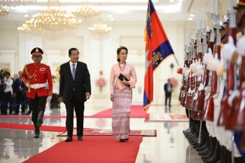 នាយករដ្ឋមន្ត្រីកម្ពុជា សម្តេចតេជោ ហ៊ុន សែន ទទួលបដិសណ្ឋារកិច្ចដំណើរទស្សនកិច្ចផ្លូវការរបស់លោកស្រី អោង សានស៊ូជី នៅវិមានសន្តិភាព