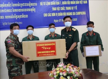 យោធភូមិភាគទី ៧ កងទ័ពប្រជាជនវៀតណាម បានផ្តជួយឧបត្ថម្ភឧបករណ៍វេជ្ជសាស្ដ្រ និងបរិក្ខារពេទ្យដើម្បីជួយដល់កងយោធពលខេមរភូមិន្ទបង្ការប្រឆាំងនឹងជំងឺ Covid - 19