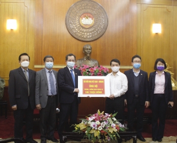 សមាគមមិត្តភាពវៀតណាម - រ៉ូម៉ានីបរិច្ចាគថវិកាចំនួន ១០០ លានដុងដល់រណសិរ្សមាតុភូមិវៀតណាមក្នុងការគាំទ្របង្ការទប់ស្កាត់ជំងឺរាតត្បាតកូវី១៩
