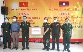 បញ្ជាការដ្ឋានយោធភូមិភាគទី ៤ នៃកងទ័ពប្រជាជនវៀតណាមប្រគល់គ្រឿងបរិក្ខារពេទ្យជូនកងទ័ពប្រជាជនឡាវ