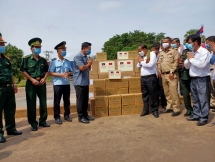 រដ្ឋបាលខេត្តត្បូងឃ្មុំ ទទួលម៉ាស់ និងទឹកលាងសម្អាតដៃ ពីខេត្តតៃនិញនៃប្រទេសវៀតណាម