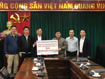 មន្ទីរពេទ្យសម្ភពមជ្ឈឹមបានបរិច្ចាគ សំលៀកបំពាក់ការពារចំនួន ៥០០ ឈុតដល់សមាគមមិត្តភាពនិងសហប្រតិបត្តិការវៀតណាម - បារាំង