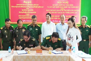 គណបញ្ជាការយោធាស្រុក Can Giuoc ខេត្ត Long An  ចុះហត្ថលេខាលើកំណត់ហេតុកិច្ចសហប្រតិបត្តិការជាមួយតំបន់ប្រតិបត្តិការសឹករងស្វាយរៀង