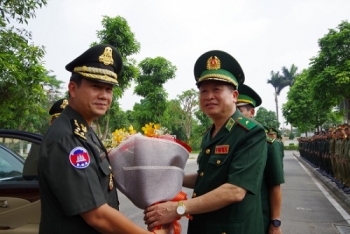 ឯកឧត្តម ឧត្តមសេនីយ៍ឯក ហ៊ុន ម៉ាណែត អគ្គមេបញ្ជាការរង នៃកងយោធពលខេមរភូមិន្ទ  អញ្ជើញទៅបំពេញទស្សនកិច្ចការងារនៅវិទ្យាស្ថានការពារជាតិ
