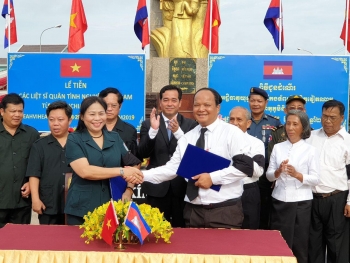 វៀតណាម - កម្ពុជា ប្រគល់ទទួលនិងជូនដំណើរអដ្ឋិធាតុយុទ្ធជនពលីកងទ័ពស្ម័គ្រចិត្តវៀតណាម ធ្វើមាតុភូមិនិវត្តន៍ជាលើកទី១៥