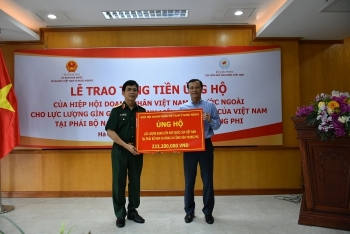 សមាគមសហគ្រិនវៀតណាមនៅឯបរទេសបានប្រគល់ទឹកប្រាក់ជាង ២០០ លានដុងដល់កងកម្លាំងរក្សាសន្តិភាពវៀតណាម