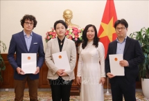 វៀតណាមប្រគល់អាជ្ញាប័ណ្ណបង្កើតការិយាល័យអចិន្រ្តៃយ៍សម្រាប់ទីភ្នាក់ងារសារព័ត៌មានបរទេសមួយចំនួន