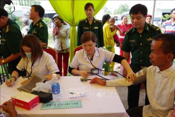 ពិធីពិនិត្យនិងព្យាបាលជំងឺដោយឥតគិតថ្លៃដល់ជនក្រីក្រនៅតាមតំបន់ព្រំដែនវៀតណាម - កម្ពុជា