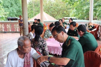 ប្រជាជនកម្ពុជាចំនួន ៦០០០ នាក់ទទួលបានការថែទាំសុខភាពដោយសារតែគំរូក្រុមចងសម្ព័ន្ធមេត្រីភាពទីលំនៅដ្ឋានប្រជាជនតាមព្រំដែន