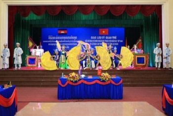 កងពលធំថ្មើរជើងលេខ ៥ នៃយោធភូមភាគទី៧ វៀតណាម រៀបចំពិធីសំណេះសំណាលនាយទាហានវ័យក្មេង ជាមួយកងយោធពលខេមរៈភូមិន្ទ