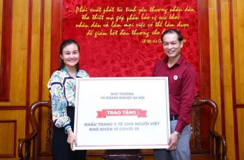 ពិធីប្រគល់ម៉ាស់វេជ្ជសាស្រ្តដល់ជនជាតិវៀតណាមនៅឯបរទេសដែលកំពុងជួបការលំបាក ដោយសារជំងឺ Covid-19