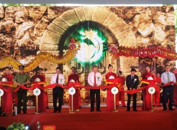 ឧបនាយករដ្ឋមន្ត្រីលោក Truong Hoa Binh អញ្ជើញចូលរួមពិធីសម្ពោធគម្រោងទេសចរណ៍និងសេវាកម្មសំខាន់ៗជាច្រើននៅទីក្រុង Hai Phong