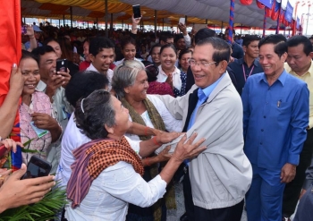 បទយកការណ៍៖ រាជរដ្ឋាភិបាលមិនទុកឱ្យពលរដ្ឋរងគ្រោះដោយសារតែជំងឺកូវីដ១៩ នោះទេ