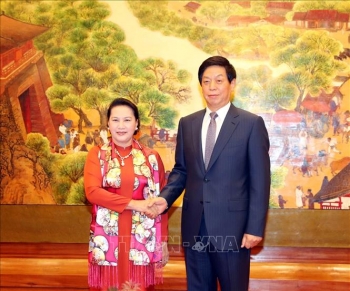 ប្រធានរដ្ឋសភាវៀតណាម លោកស្រី Nguyen Thi Kim Ngan អញ្ជើញជួបពិភាគ្សាជាមួយប្រធានគណៈកម្មាធិការអចិន្រ្តៃយ៍នៃសភាតំណាងប្រជាជនទូទាំងប្រទេសចិន លោក Li Zhanshu